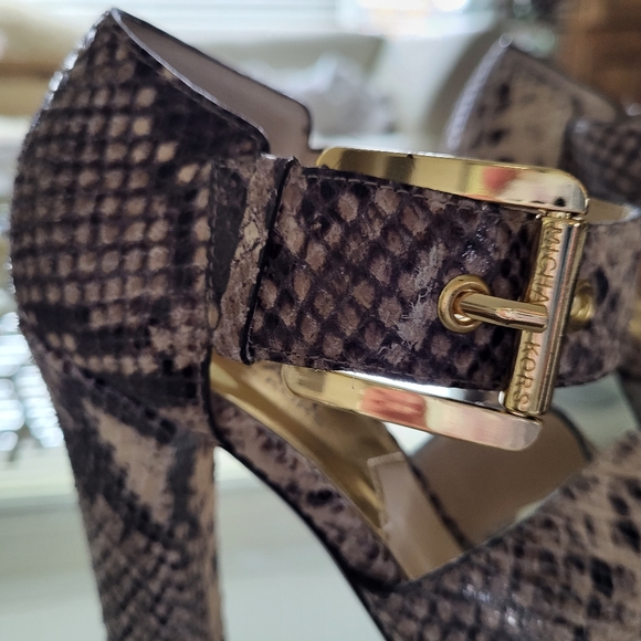 Michael Kors size 6 1/2 - Picture 4 of 6